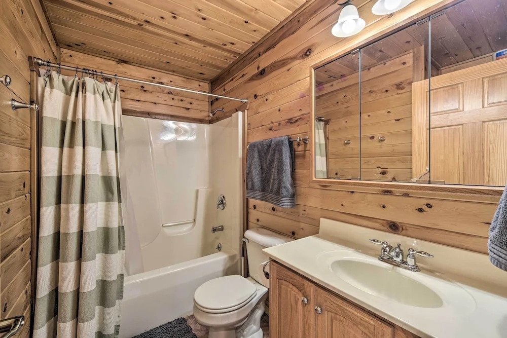 Paddle Ready: Hayward Lake View Retreat w/ BBQ