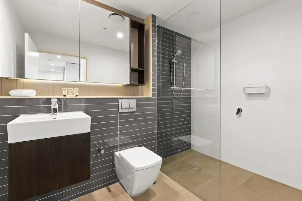 Chic 1-bed With Pool by River, Ferry & Amenities