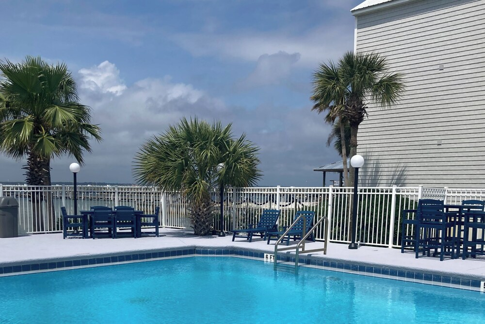 Family-friendly Fort Walton Beach Condo w/ Views