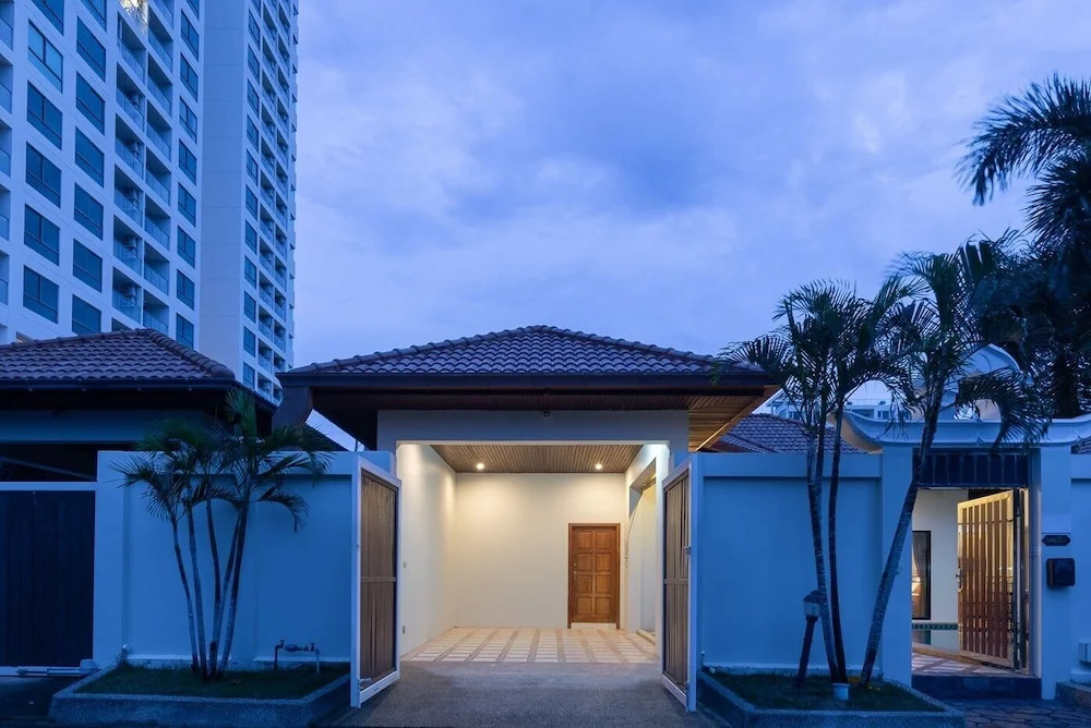 AnB poolvilla 2BR with private beach in pratamnak