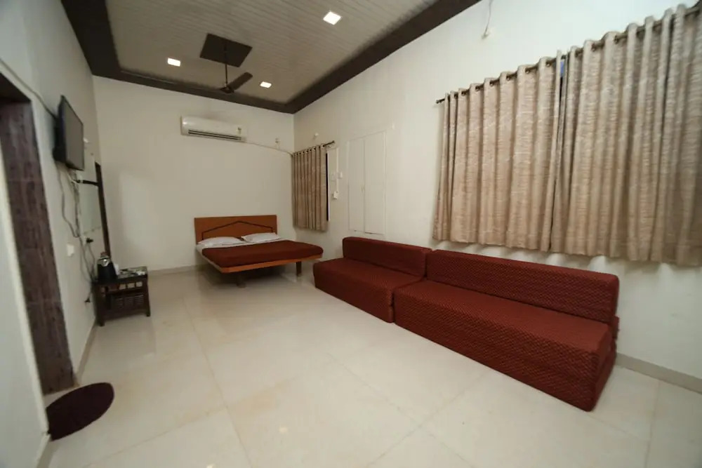 Gujarat Bhavan Hotel