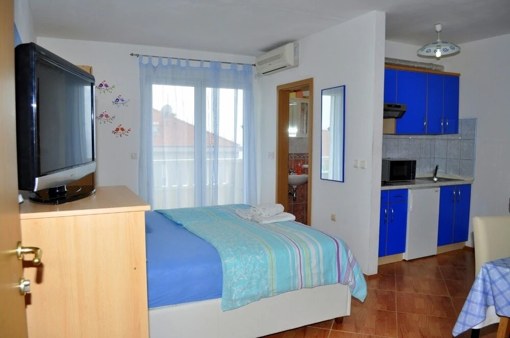Ivi - big Parking and Courtyard - SA5