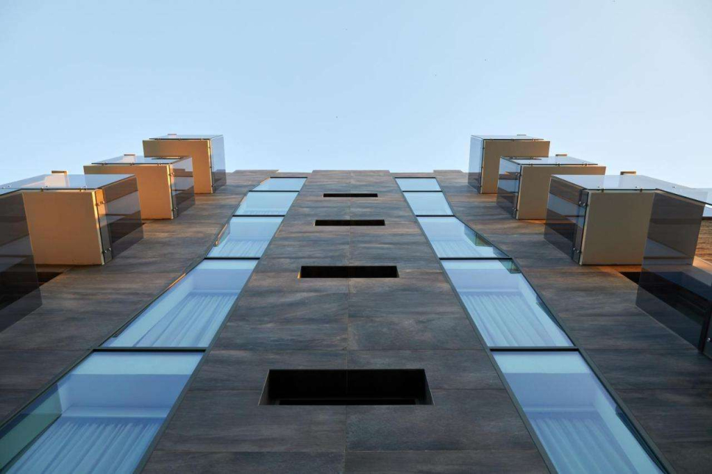 Glass House - Smart Rooms & Parking