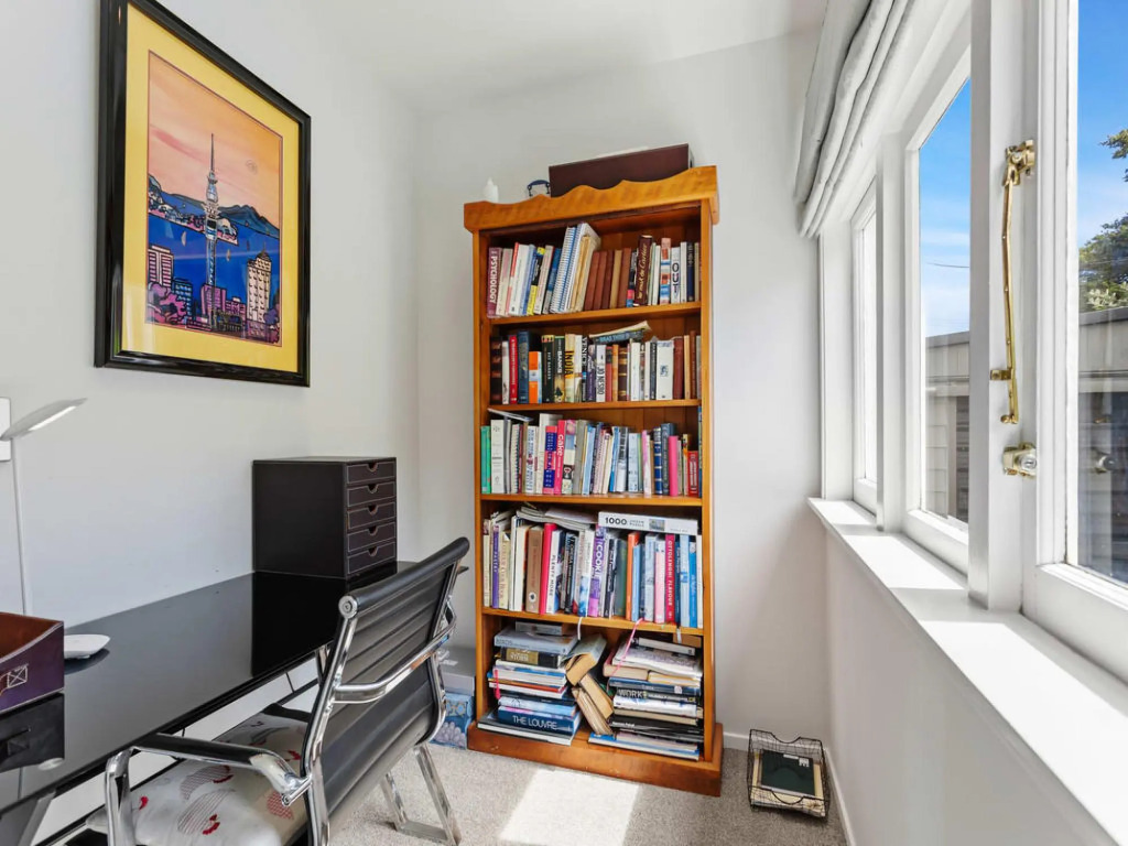 Charming Spacious Home In Birkenhead