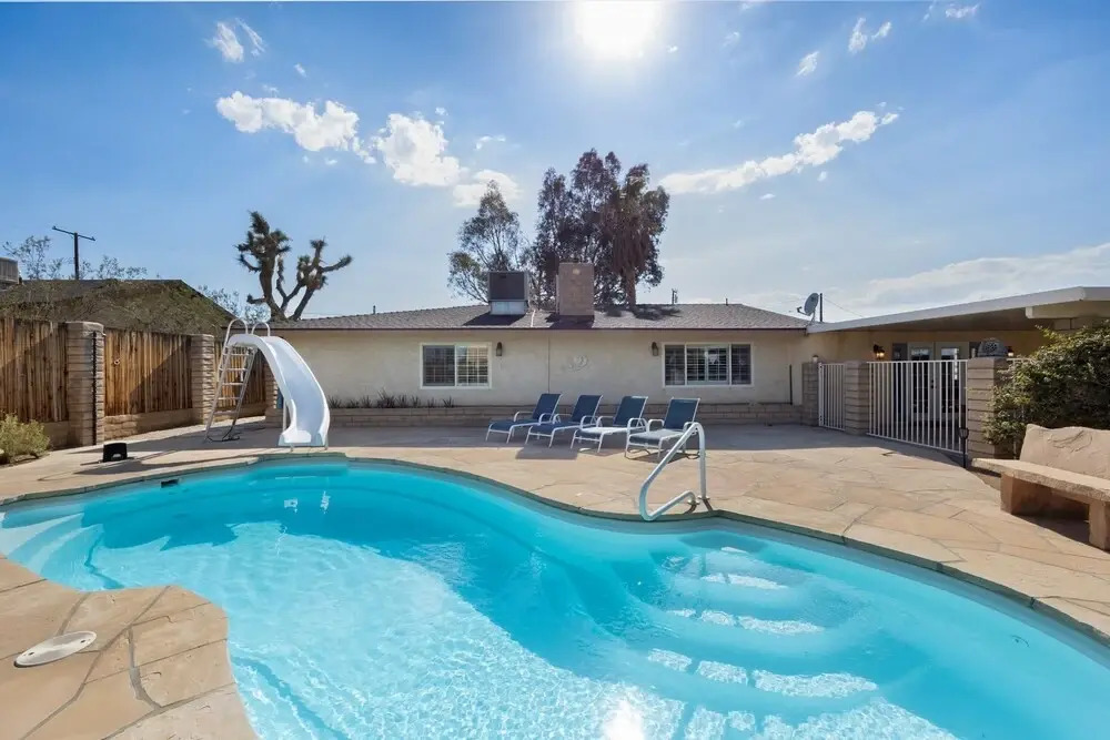 Roadrunner Inn - Pool, Hot Tub, Bbq And Fire Pit! 2 Bedroom Home by RedAwning