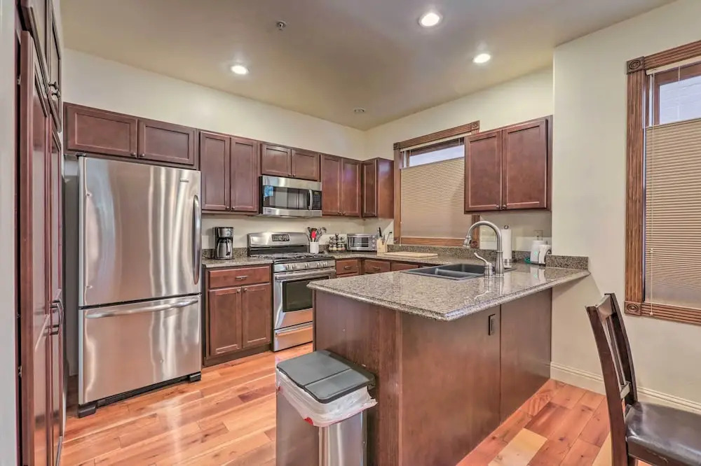 Cozy Central Glenwood Springs Condo w/ 2 Decks!