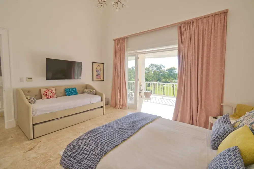 Modern Villa w Golf and Lake View in Beach Resort