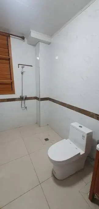Exquisite 3-Bedroom Unit With Free Parking.