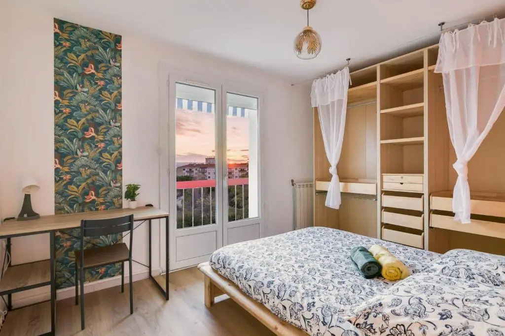 Apartment in residence free parking balcony sunset