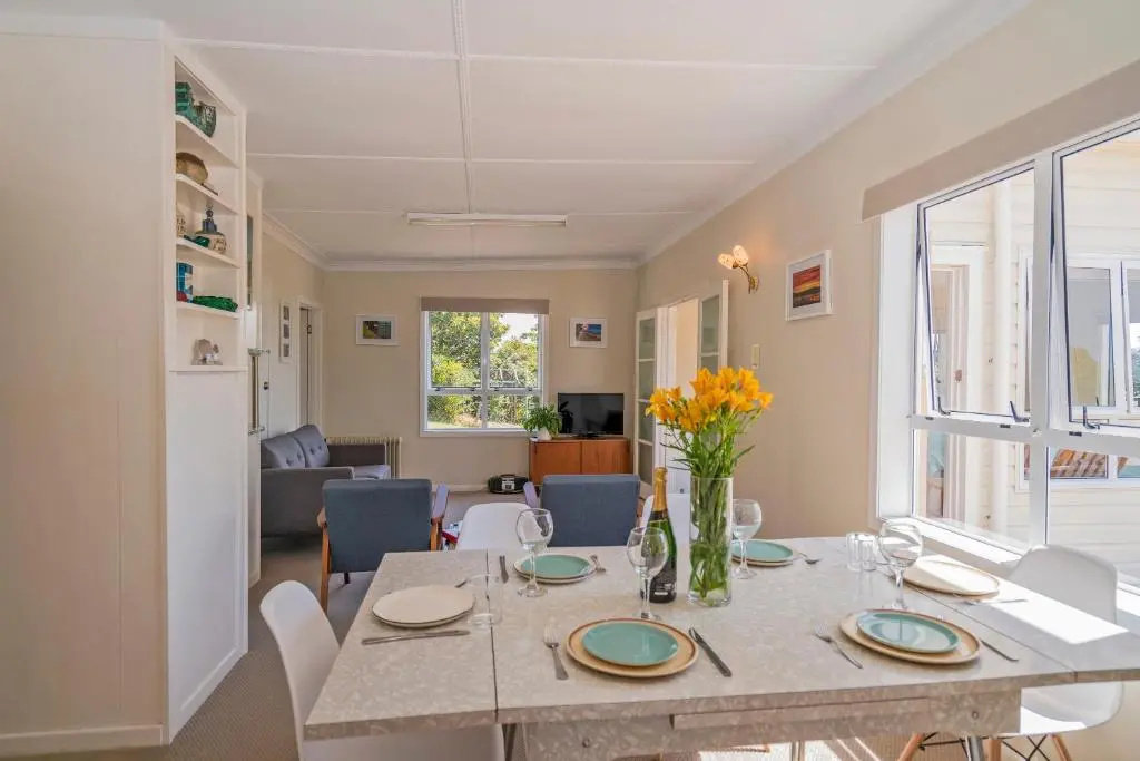 Sun Seeker Bach - Ferry Landing Holiday Home