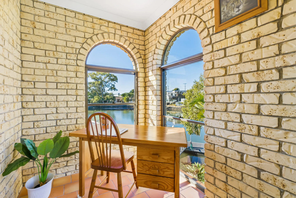 Waterfront Family Entertainer   5 Bedroom   Pool