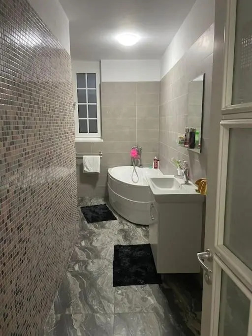 Lovely 1 bedroom apartment with parking