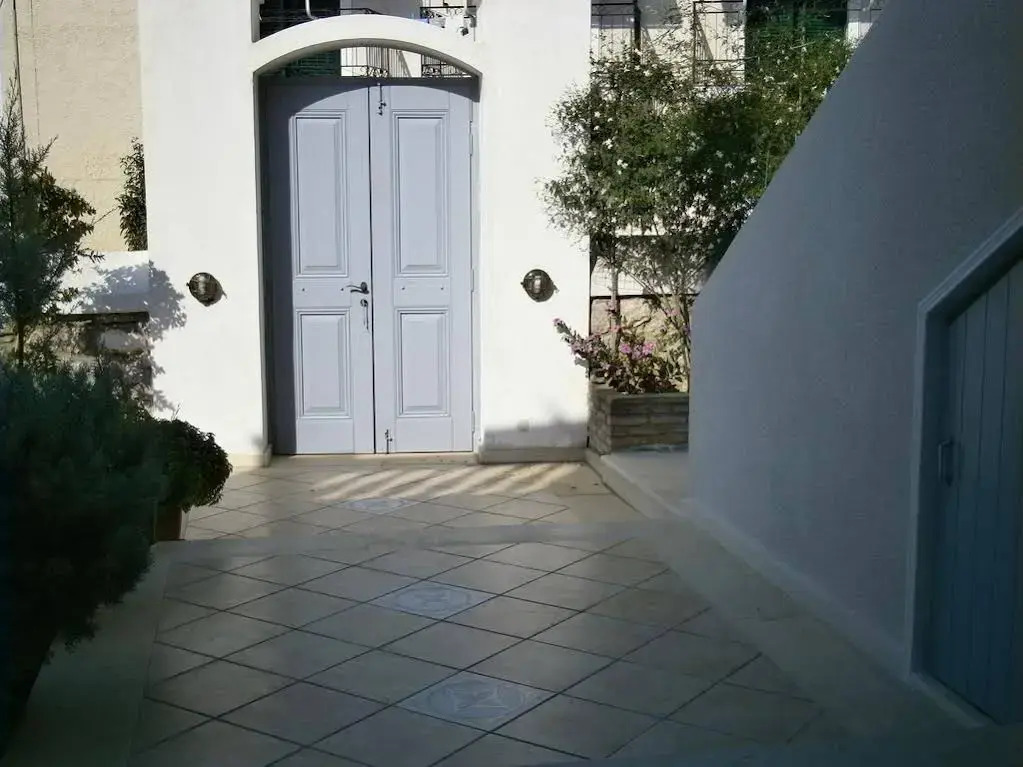 Theo Studios & Apartments