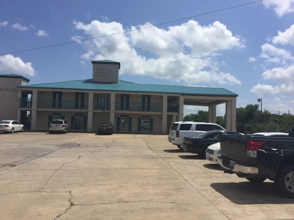 Deluxe Inn & Suites