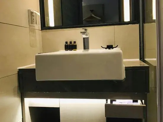 Bojin Hotel (Hubei Metro Station Branch, Luohu Port)