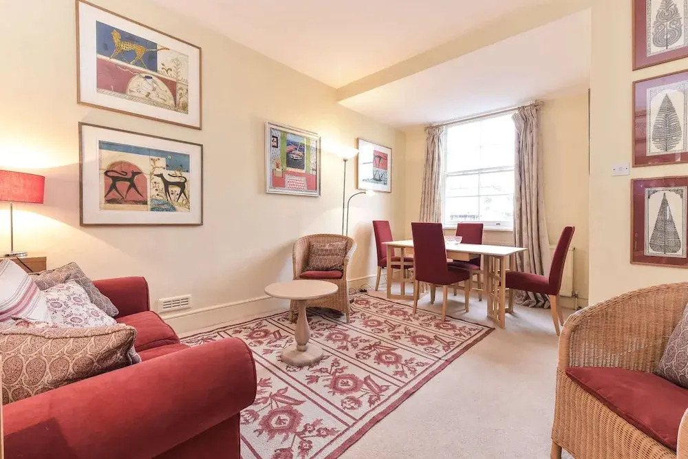 Smart 2 bedroom flat near Pimlico Tube