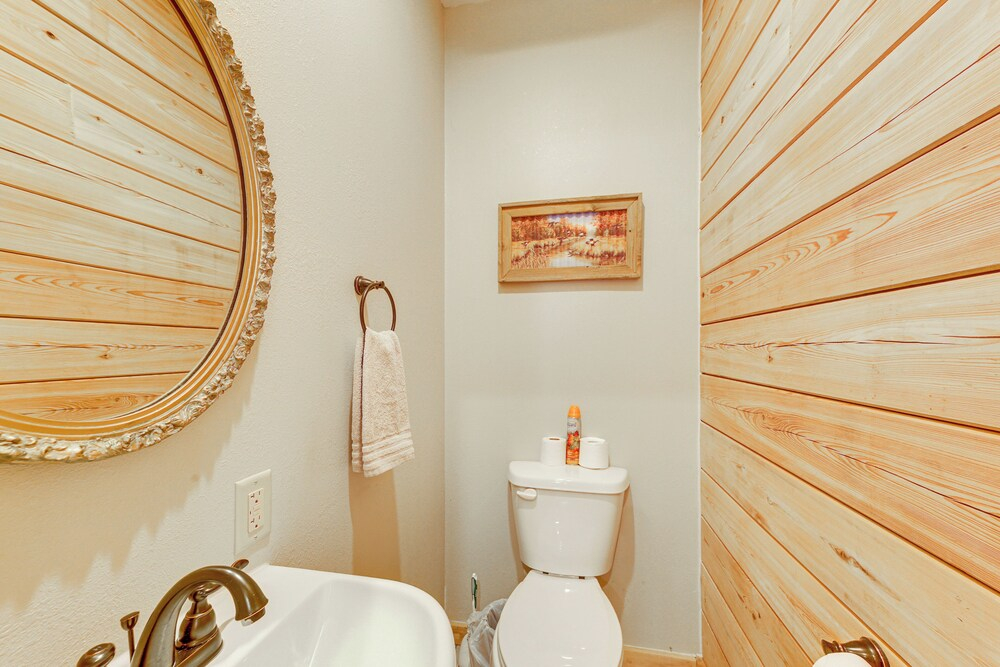 Rustic Hollister Cabin - 5 Mi to Downtown Branson