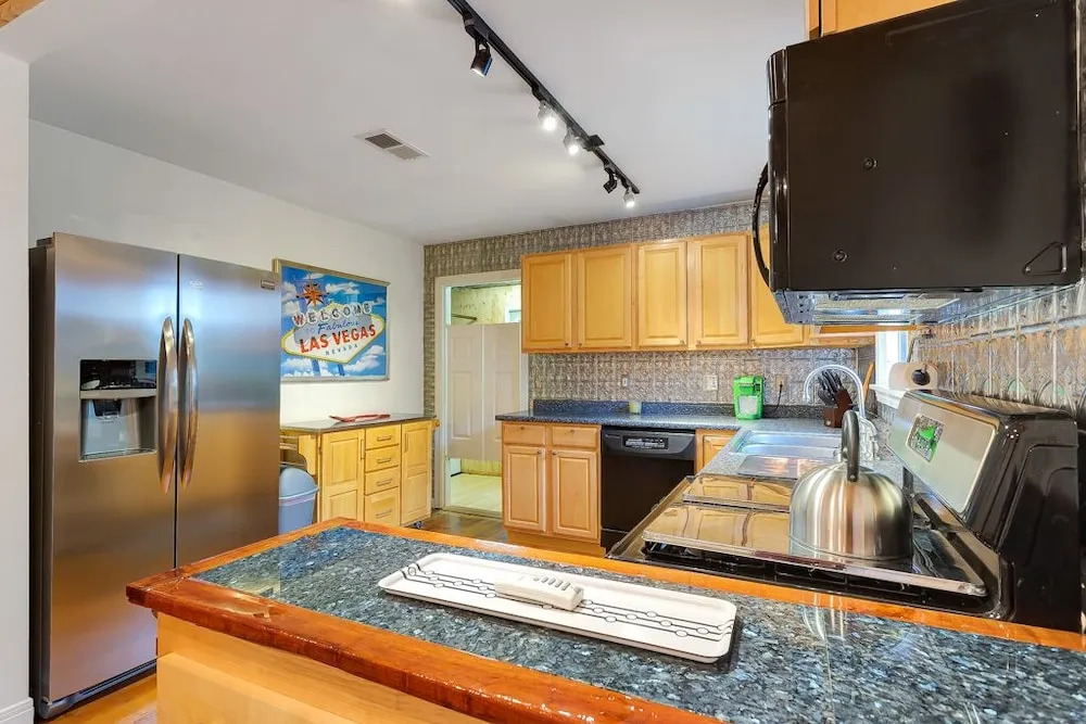 2BR Newly Remodeled Stylish Rosedale House by RedAwning