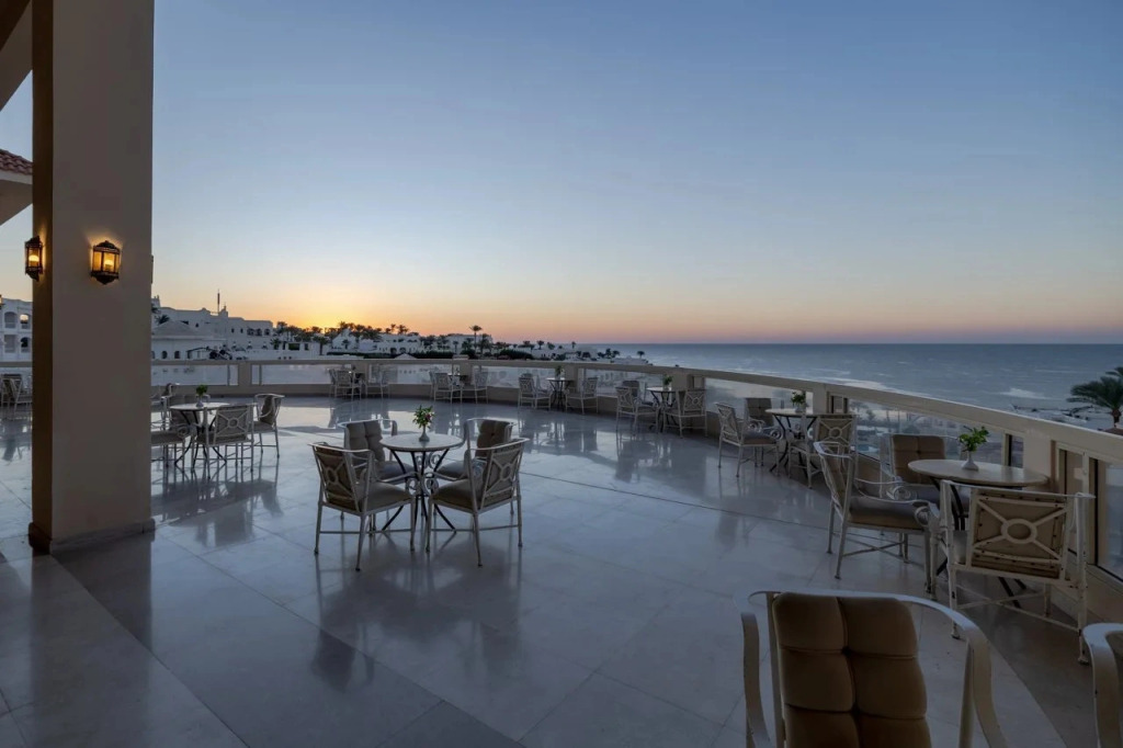 Курортный Отель Continental Plaza Beach Resort