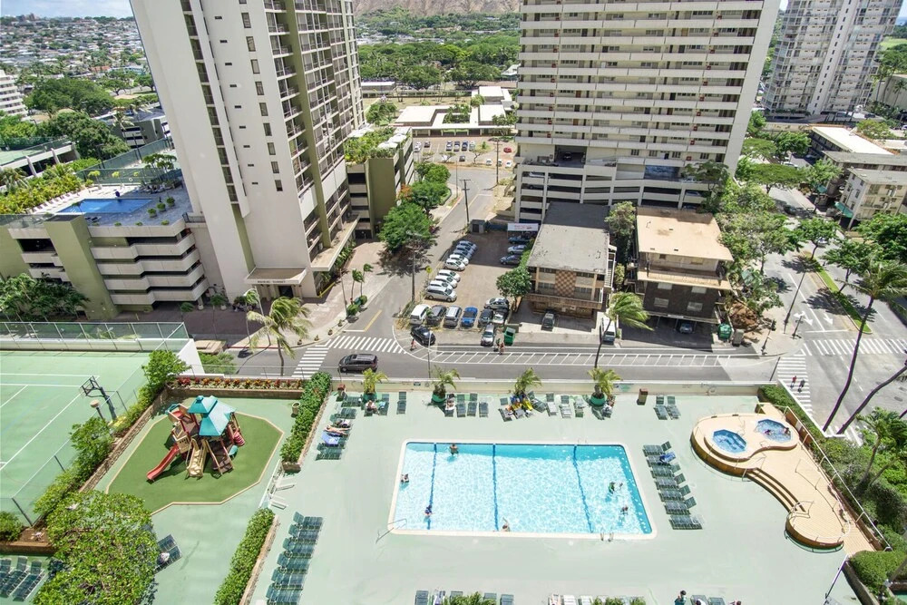 Waikiki Banyan - Ocean View Tower 1 Suite 1212