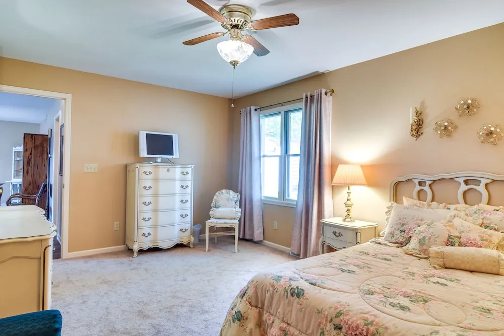 Tonawanda Vacation Rental ~ 13 Mi to Niagara Falls