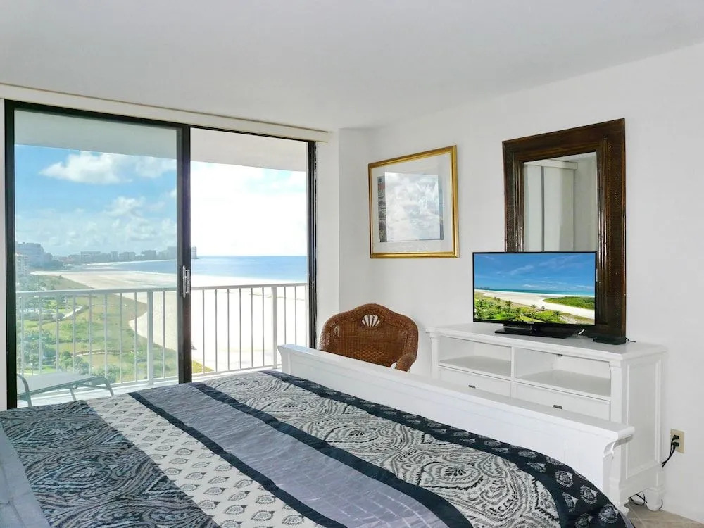 Sun-bright Beachfront Condo With Pool/tennis Courts