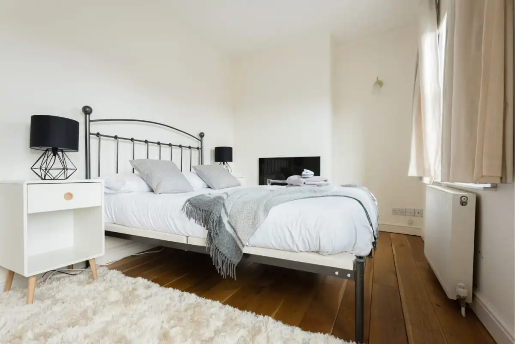 The Great Clarendon Lodge - Large & Stylish 4BDR Home