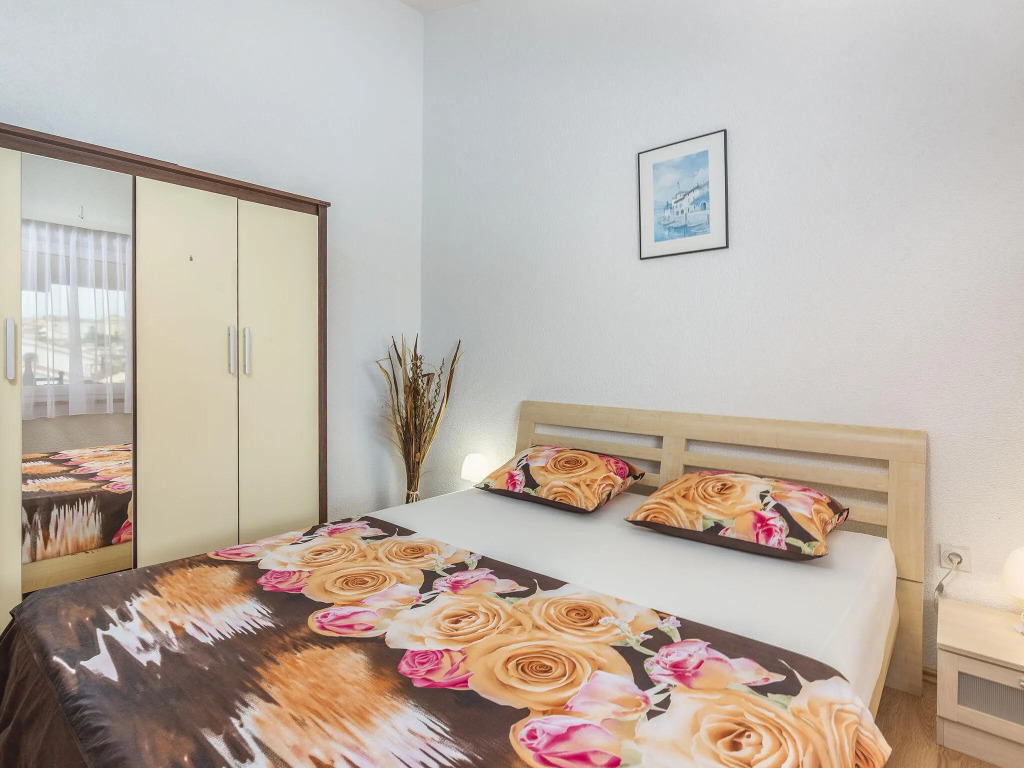 Apartment for two to four people, with shared pool and courtyard