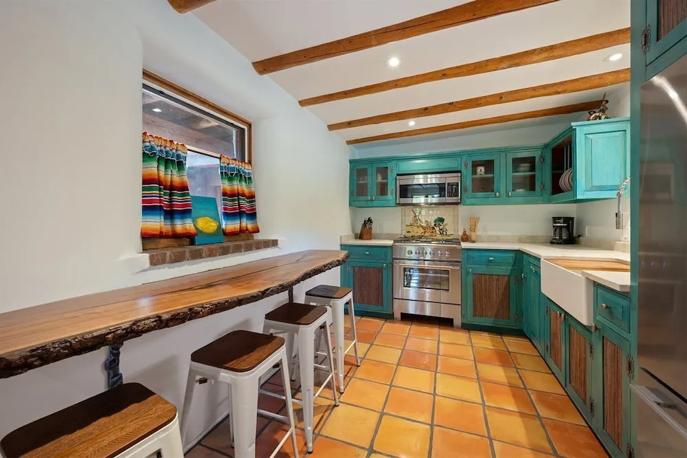 Dancing Hare - Colorful and Inviting Tesuque Home Right Next to Bishop`s Lodge