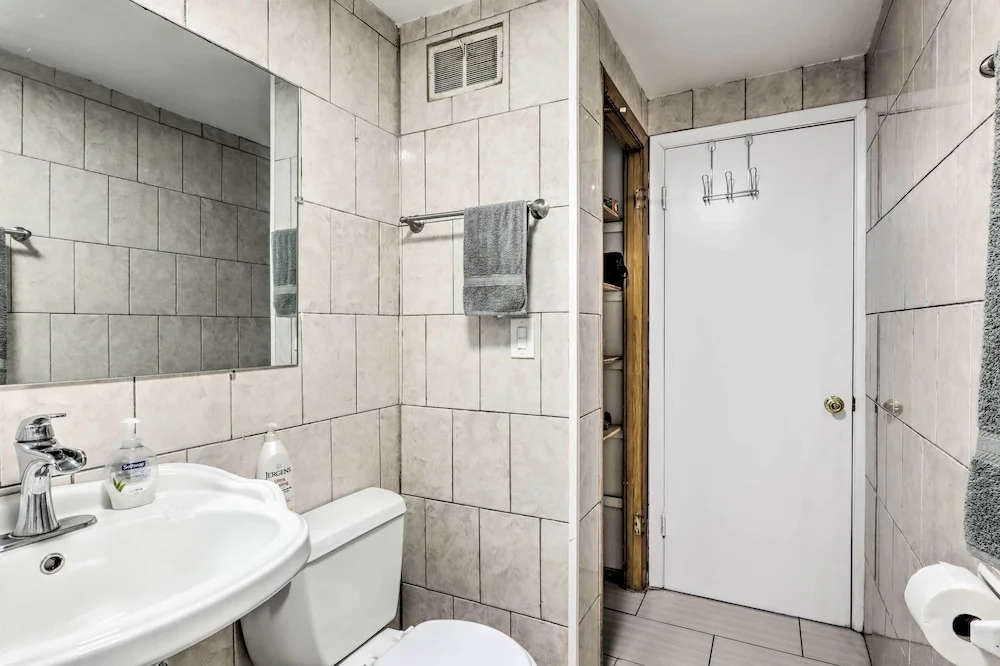 Cozy Milwaukee Home: 3 Mi to Whitefish Bay!
