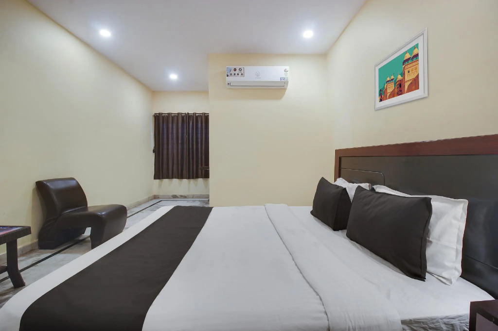 OYO 22736 Anuguna Tulasi Grand