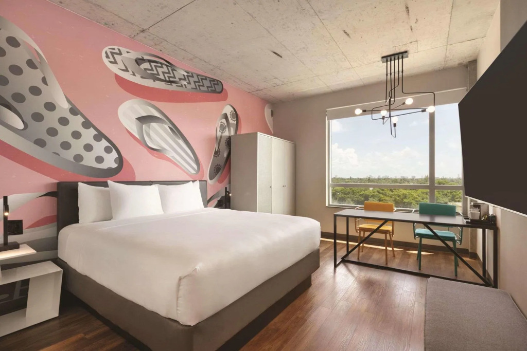 Kompose Boutique Miami Airport