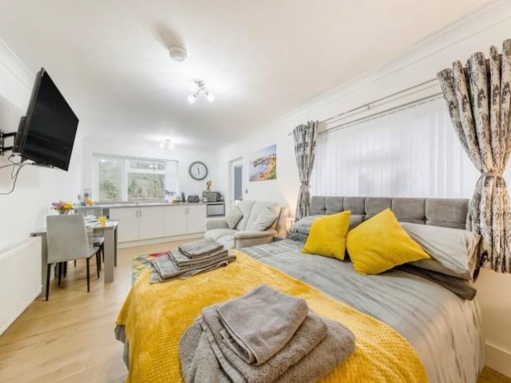 Apartment Sleeps 2 With Parking and Pets Welcome