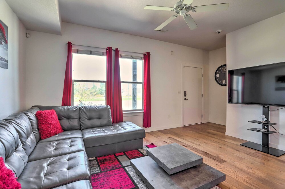 Spacious Denver Townhome Near Central Park!