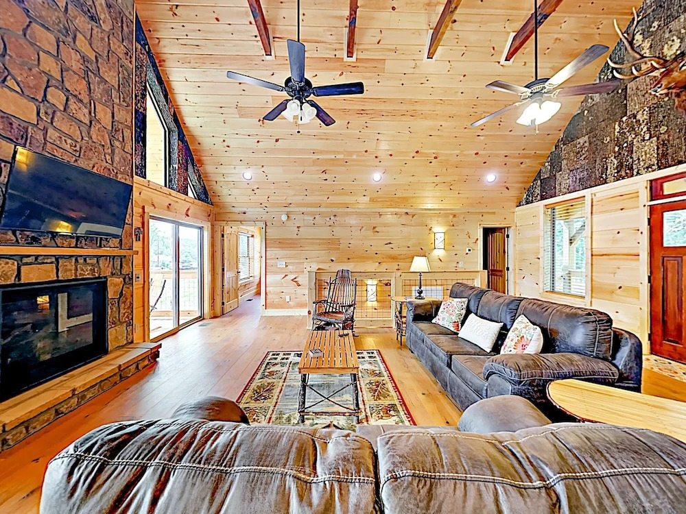 New Listing! Gorgeous W/ Mountain Views 3 Bedroom Cabin