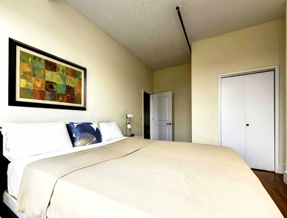 Pelicanstay near Holland Tunnel