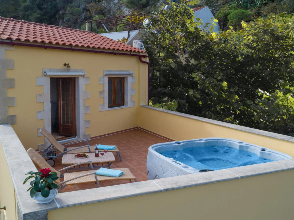 Olga's Filoxenia - Villa Aladanos-private pool and heated jacuzzi