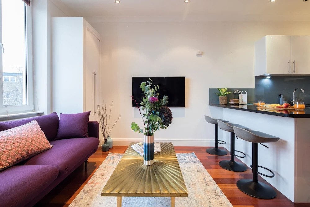 The Kensington Gardens - Modern & Bright 2BDR Flat