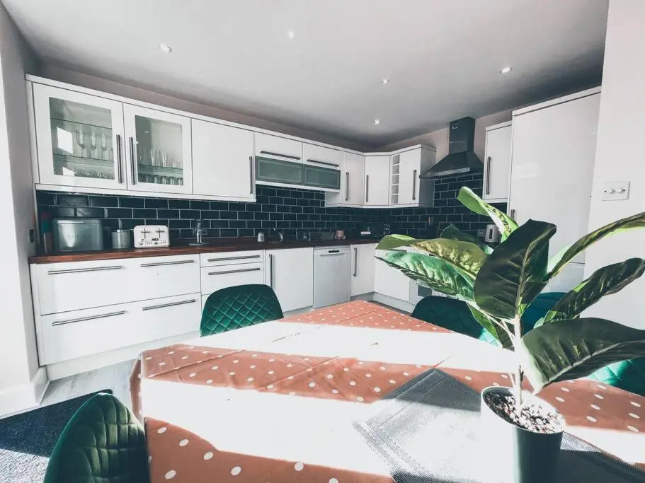 Modern 3 ground floor Parking and Garden