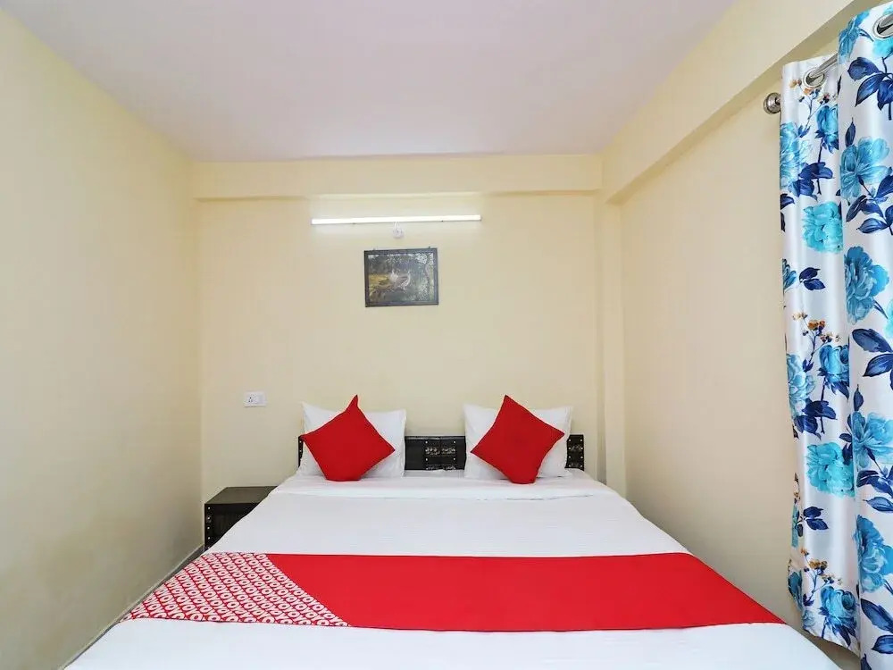 OYO Home 13520 Comfortable 2RK