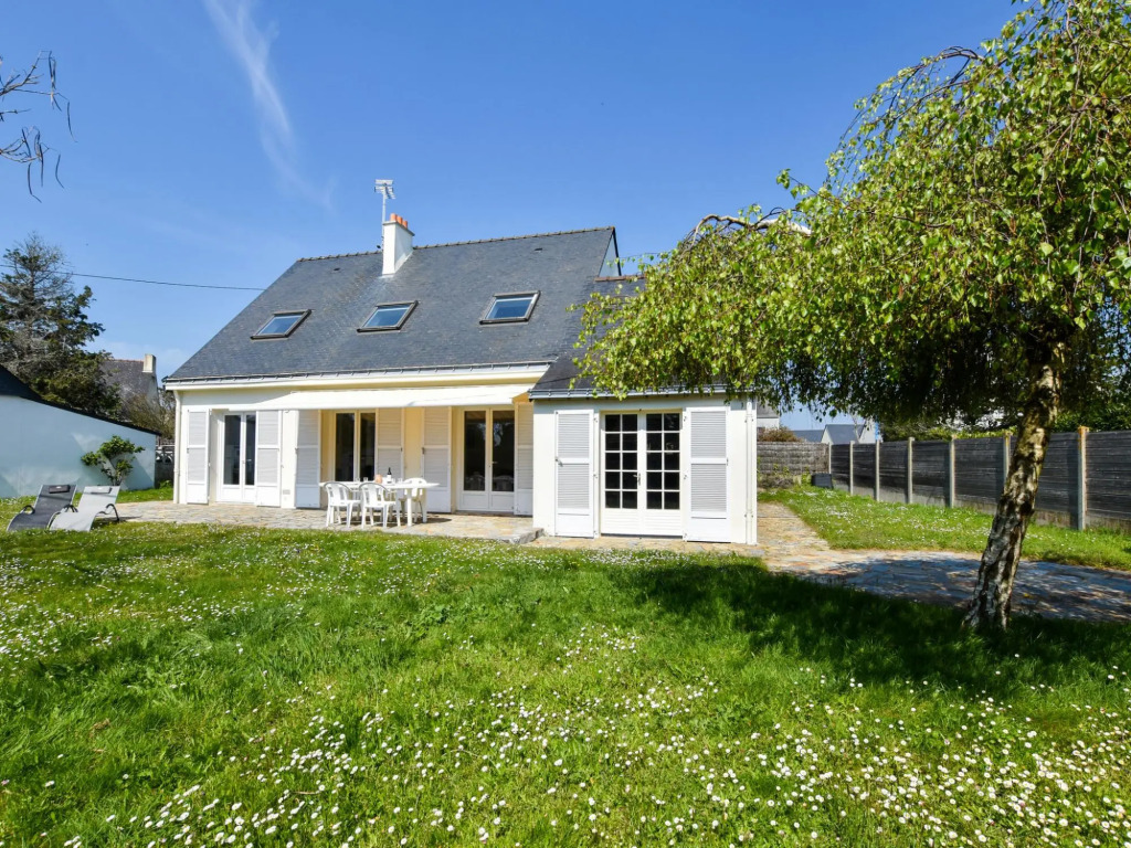 Serene Holiday Home in Pénestin, 300m from the beach