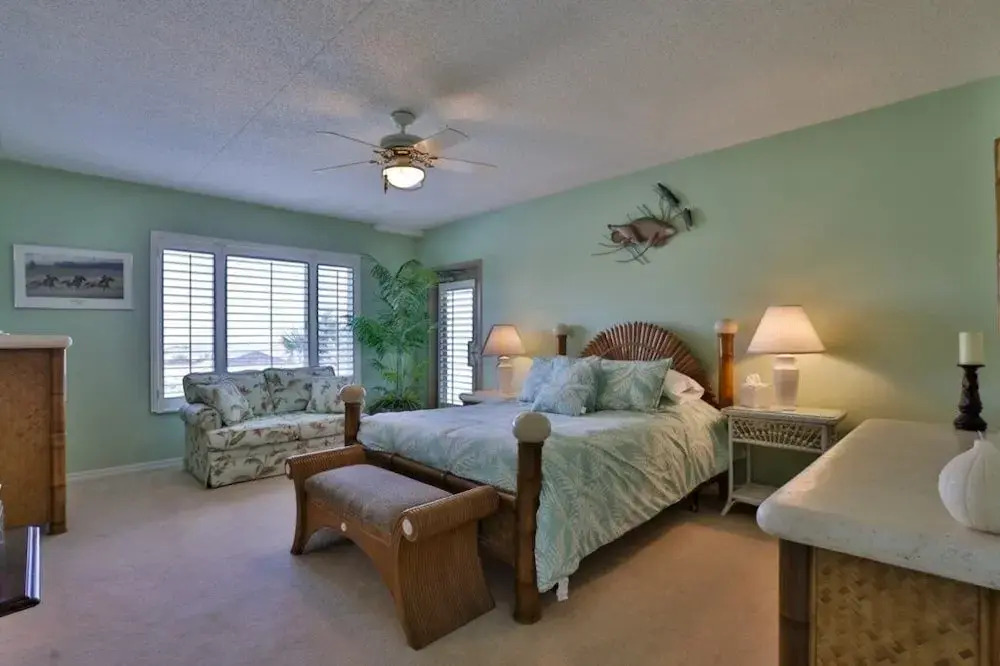 Surf And Racquet 101 3 Bedroom Condo by RedAwning
