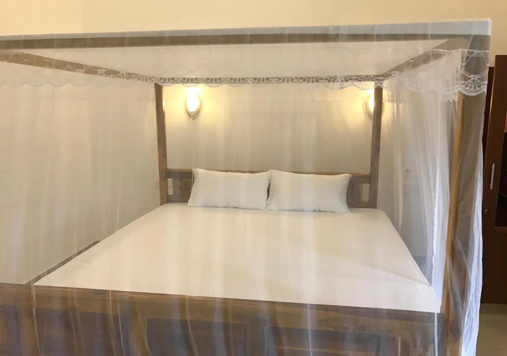 Shadow Bay Hotel