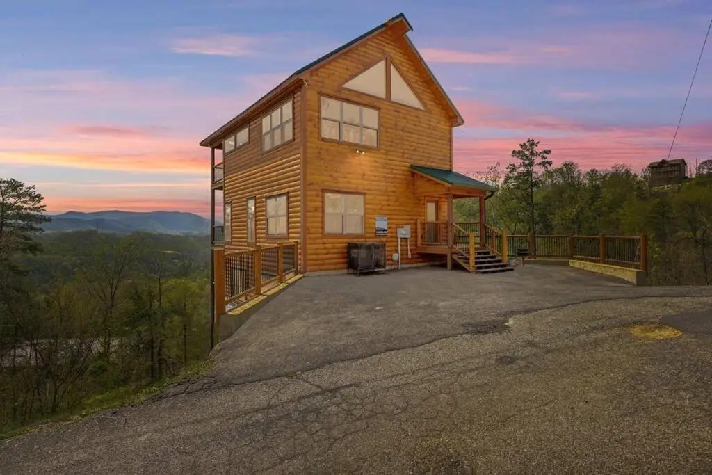 Amazing 3 Bedroom Cabin with Incredible Views