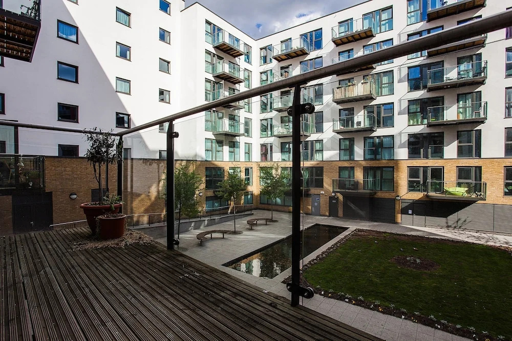 Convenient & Charming 2bd Apartment With Balcony