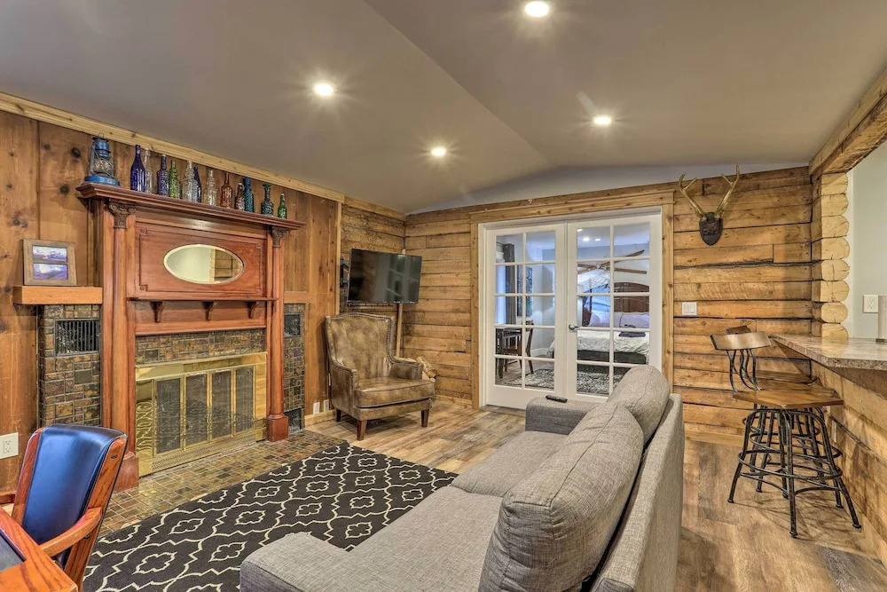Rustic Anchorage Hideaway: Walk to Coastal Trail!
