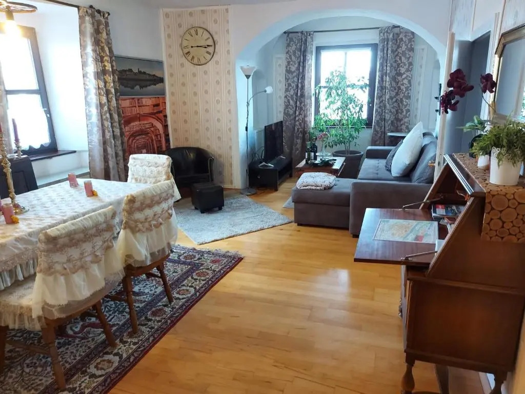 Schloss Weichs zu Regensburg mit 1-2Schlafzimmer Parkplatz Internet 60qm Zentrum