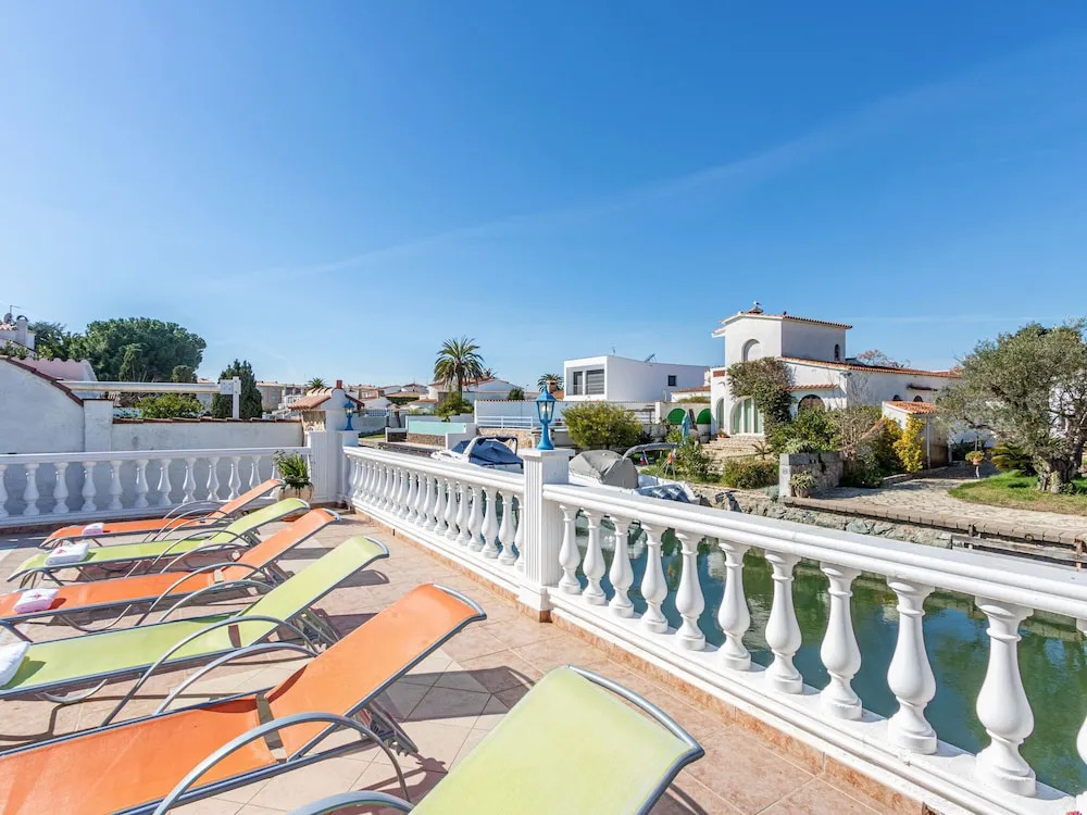 holiday house in Empuriabrava with private pool and mooring