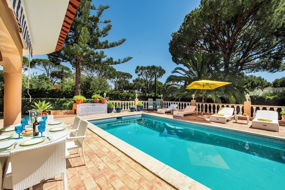 4 Bedrooms Private Pool Close To All Amenities