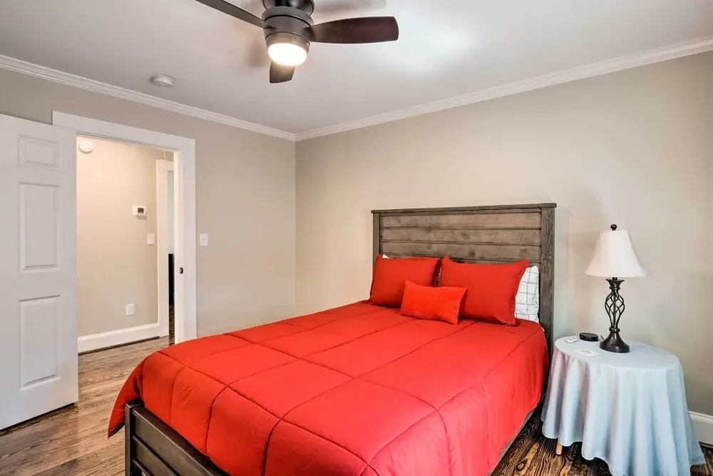 Ideally Located 'penne Place' w/ Deck & Grill